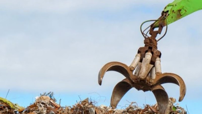 The use of grab buckets in landfill projects