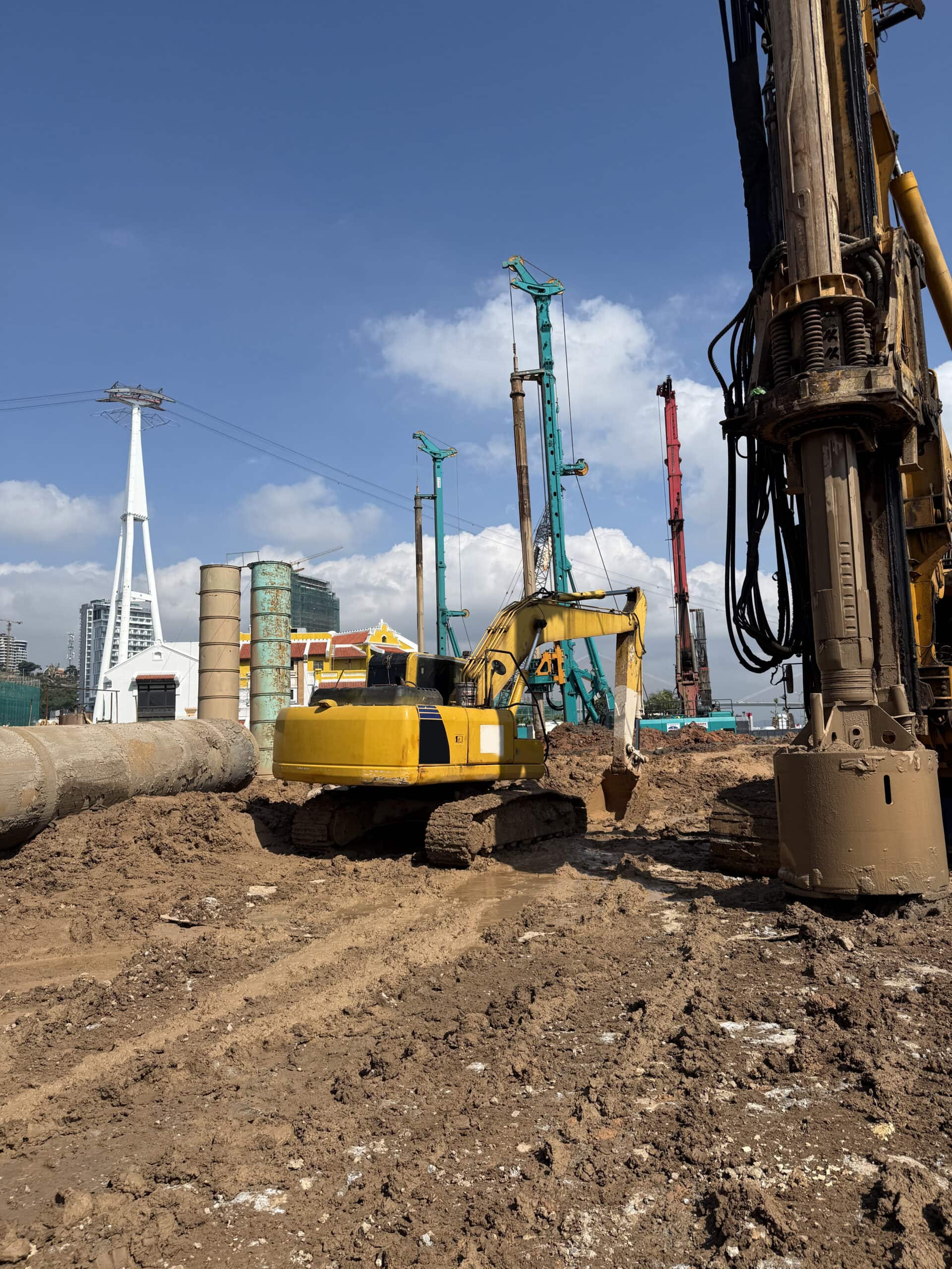 EVERSTAR: Drilling machines on construction site.