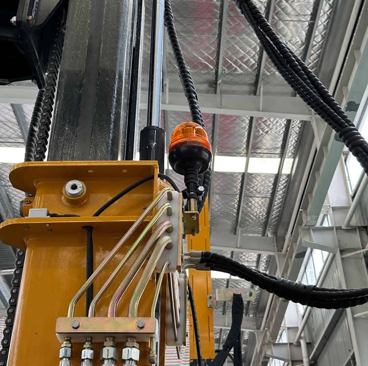 EVERSTAR: Strobe light on solar pile driver model HXR6 model.