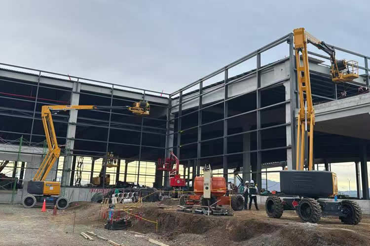 Boom lift for construction with man lift