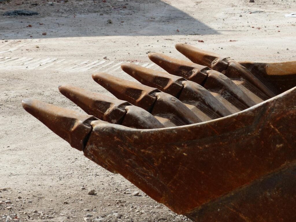 Buckets, Teeth, and Hoses: Wear Checks After Digging and Loading