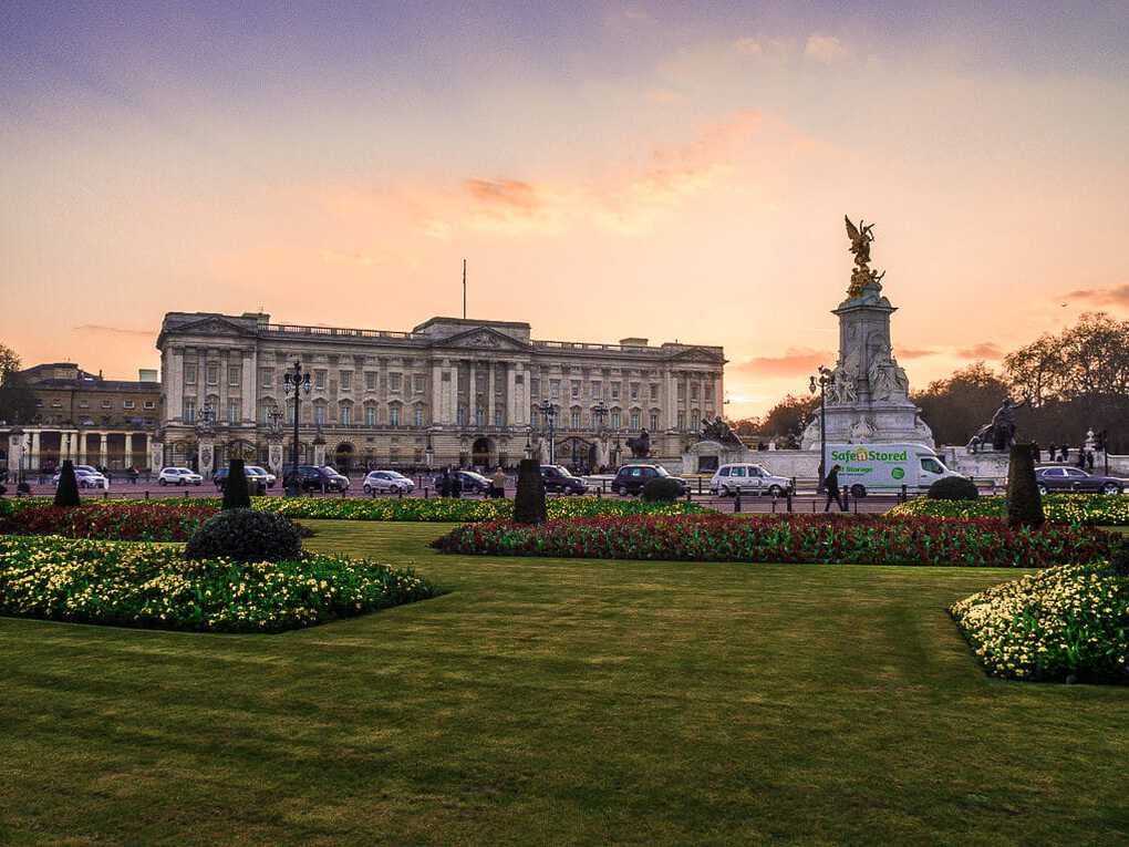 Places to visit in London and Best Things to Do in London (UK) - Buckingham Palace