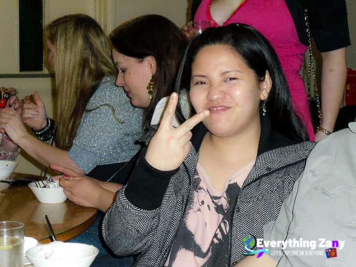 British etiquette and manners - raising the two fingers