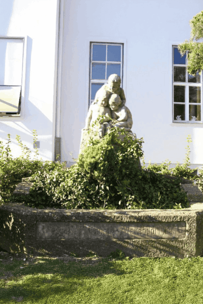 Frog King Fountain Graz-Waltendorf: Fairytale sculpture with a historical background