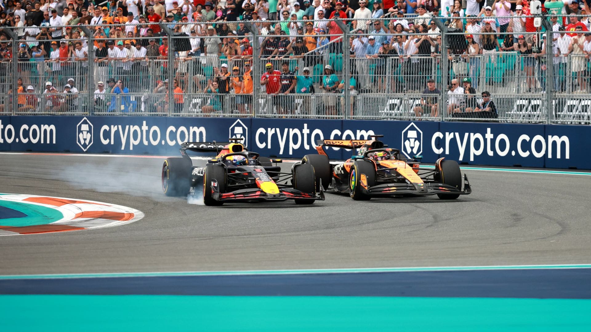 MIAMI, FLORIDA - MAY 04: Max Verstappen of the Netherlands driving the (1) Oracle Red Bull Racing RB21 and Oscar Piastri of Australia driving the (81) McLaren MCL39 Mercedes battle for track position on track during the F1 Grand Prix of Miami at Miami International Autodrome on May 04, 2025 in Miami, Florida. (Photo by Hector Vivas/Getty Images) // Getty Images / Red Bull Content Pool // SI202505043251 // Usage for editorial use only //
