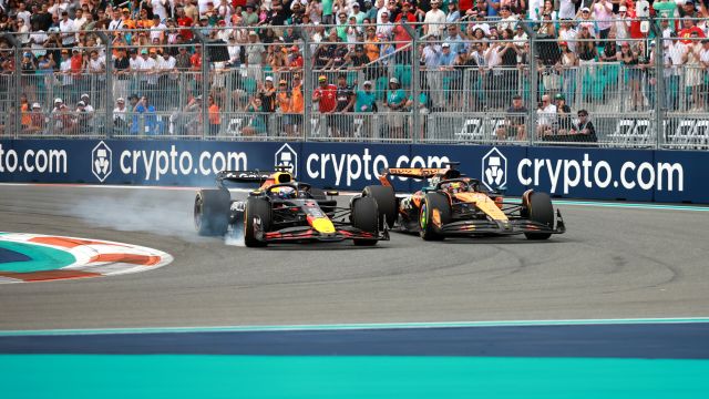 MIAMI, FLORIDA - MAY 04: Max Verstappen of the Netherlands driving the (1) Oracle Red Bull Racing RB21 and Oscar Piastri of Australia driving the (81) McLaren MCL39 Mercedes battle for track position on track during the F1 Grand Prix of Miami at Miami International Autodrome on May 04, 2025 in Miami, Florida. (Photo by Hector Vivas/Getty Images) // Getty Images / Red Bull Content Pool // SI202505043251 // Usage for editorial use only //