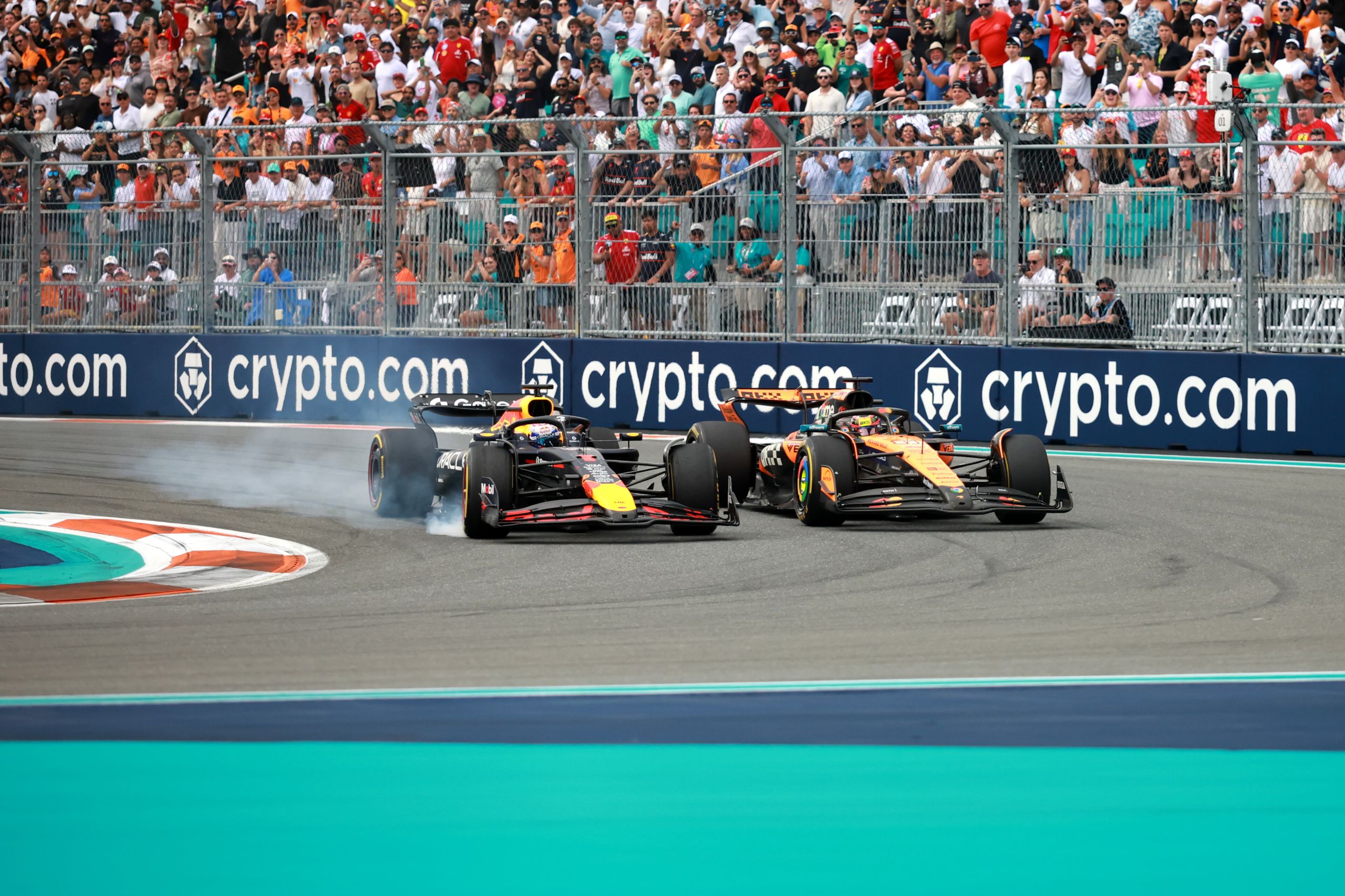 MIAMI, FLORIDA - MAY 04: Max Verstappen of the Netherlands driving the (1) Oracle Red Bull Racing RB21 and Oscar Piastri of Australia driving the (81) McLaren MCL39 Mercedes battle for track position on track during the F1 Grand Prix of Miami at Miami International Autodrome on May 04, 2025 in Miami, Florida. (Photo by Hector Vivas/Getty Images) // Getty Images / Red Bull Content Pool // SI202505043251 // Usage for editorial use only //