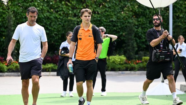 SINGAPORE, SINGAPORE - OCTOBER 05: Oscar Piastri of Australia and McLaren and Mark Webber arrive in the Paddock prior to the F1 Grand Prix of Singapore at Marina Bay Street Circuit on October 05, 2025 in Singapore, Singapore. (Photo by Simon Galloway/LAT Images) SINGAPORE, SINGAPORE - OCTOBER 05: Oscar Piastri of Australia and McLaren and Mark Webber arrive in the Paddock prior to the F1 Grand Prix of Singapore at Marina Bay Street Circuit on October 05, 2025 in Singapore, Singapore. (Photo by Simon Galloway/LAT Images)
