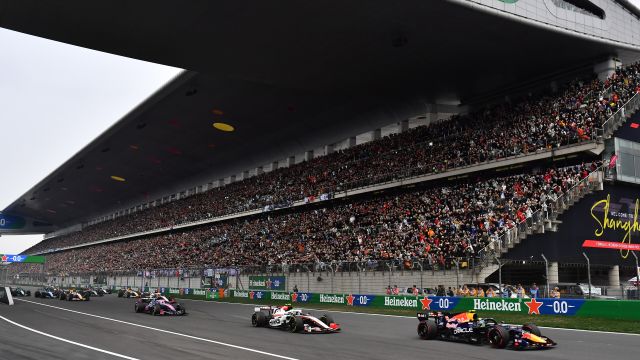 SHANGHAI, CHINA - MARCH 15: Isack Hadjar of France driving the (6) Oracle Red Bull Racing RB22 Red Bull Ford leads Oliver Bearman of Great Britain driving the (87) Haas F1 VF-26 Ferrari at the start during the F1 Grand Prix of China at Shanghai International Circuit on March 15, 2026 in Shanghai, China. (Photo by James Sutton/LAT Images)