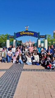 @famiglieintour mi ha invitato a provare sulla mia pelle questo viaggio di gruppo tra Parigi, Disneyland e Versailles e...cosa posso dire?Che ho trovato GENIALE il servizio di animazione on the road del Koala Club!I miei bimbi, soprattutto il grandone di 7 anni, si è divertito un sacco con gli altri bambini ma soprattutto non si è mai annoiato. Cosa che poteva succedere a Versailles.Noi adulti ci siamo goduti la guida privata mentre i bimbi (solo quelli che volevano) scoprivano la Reggia con l'animatrice durante una caccia al tesoro.Ho trovato questo viaggio anche ben bilanciato tra momenti di gruppo e momenti liberi (io sono abbastanza wild e free e mi piace stare da sola con la mia famiglia).Nei momenti liberi si poteva visitare Parigi in autonomia ma i coordinatori erano sempre disponibili per fare un giro con le famiglie che preferivano non stare da sole, prenotare una cena extra da trascorrere tutti insieme.Se vuoi partecipare a questo viaggio di gruppo per famiglie scrivi PARIGI nei commenti e ti mando il programma completo della partenza di agosto 2026!Inoltra il video ad altre famiglie, aiutami a far scoprire questo viaggio magico 💫E segui @familycation.it se ami viaggiare con i tuoi bambini 🫶#invited #incollaborazionecon #viaggiodigruppoperfamiglie #parigiconbambini #disneylandconbambini