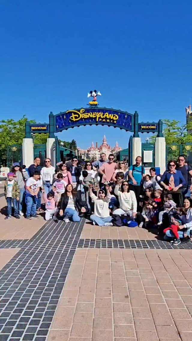 @famiglieintour mi ha invitato a provare sulla mia pelle questo viaggio di gruppo tra Parigi, Disneyland e Versailles e...cosa posso dire?Che ho trovato GENIALE il servizio di animazione on the road del Koala Club!I miei bimbi, soprattutto il grandone di 7 anni, si è divertito un sacco con gli altri bambini ma soprattutto non si è mai annoiato. Cosa che poteva succedere a Versailles.Noi adulti ci siamo goduti la guida privata mentre i bimbi (solo quelli che volevano) scoprivano la Reggia con l'animatrice durante una caccia al tesoro.Ho trovato questo viaggio anche ben bilanciato tra momenti di gruppo e momenti liberi (io sono abbastanza wild e free e mi piace stare da sola con la mia famiglia).Nei momenti liberi si poteva visitare Parigi in autonomia ma i coordinatori erano sempre disponibili per fare un giro con le famiglie che preferivano non stare da sole, prenotare una cena extra da trascorrere tutti insieme.Se vuoi partecipare a questo viaggio di gruppo per famiglie scrivi PARIGI nei commenti e ti mando il programma completo della partenza di agosto 2026!Inoltra il video ad altre famiglie, aiutami a far scoprire questo viaggio magico 💫E segui @familycation.it se ami viaggiare con i tuoi bambini 🫶#invited #incollaborazionecon #viaggiodigruppoperfamiglie #parigiconbambini #disneylandconbambini