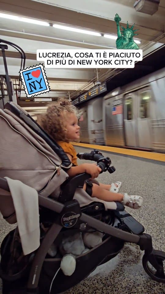 Diciamocelo: i parchi giochi di 🗽 sono pazzeschi, ma la metropolitana... è stata un’esperienza magica per Lucrezia🤣.Per me, un po' meno.🤯Tra "profumi" discutibili, ascensori che decidono di scioperare proprio quando sei carica come un mulo e incontri ravvicinati del terzo tipo, muoversi con i piccoli in metro a NYC può diventare un'impresa epica.​La buona notizia? La Grande 🍎 è bellissima da girare a piedi, basta avere itinerari chiari da seguire!​Sono Deborah e trasformo il caos di Manhattan in una passeggiata (vera) per famiglie. Creo itinerari su misura per far vivere ai genitori il meglio di New York senza finire in seduta dallo psicologo o dal fisioterapista.​👉 Curioso di sapere come visitare New York con itinerari baby-friendly?Corri a sbirciare il mio profilo @familycation.it e il blog www.familycation.it. Troverai tanti consigli per un viaggio magico a New York con bambini 🤩#viaggiconbambini #newyorkconbambini #viaggiareconibambini #newyork #famigliainviaggio