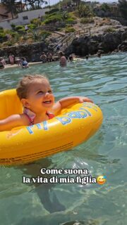 E io invece TRABAJO... e pure MUCHO per portarla in vacanza! 🤣In vacanza trabajo pure il doppio, perché il mio nuovo capo ha solo 3 anni e non concede ferie! 😝​✈️ Viaggiare con bambini piccoli non è mai rilassante, ma ne vale sempre la pena❤️Io quando la vedo così felice...beh, mi sciolgo🥹Se sei un genitore che ama i viaggi in famiglia, segui @familycation.it : ogni giorno condivido consigli gratuiti per viaggiare con figli, codici sconto e trick per vacanze con bambini.​👇🏻 A quanti altri genitori il "capo" ha già cancellato le ferie quest'anno?In quale località state trabajando in questo momento?Scrivetemelo nei commenti! ⬇️Ringrazio @giorgia_pietrobono_ che mi ha ispirato questo reel#viaggiareconbambini #vacanzeinfamiglia #consiglidiviaggio #genitorinviaggio #mareconbambiniViaggi con bambiniMontagna con bambiniVacanze con neonati Famiglia in viaggio Consigli per viaggi con bambiniBlog di viaggi per famiglie