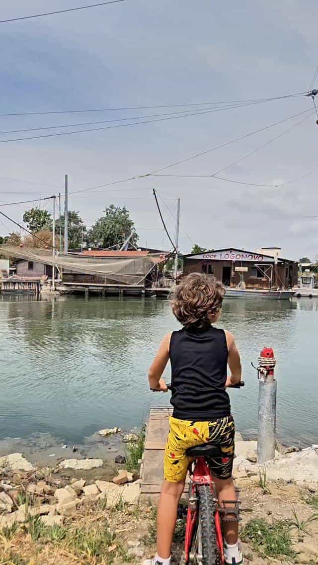 Un’esperienza slow da fare con i bambini lungo la costa Adriatica tra Emilia-Romagna, Veneto e Friuli Venezia Giulia qui👇VENETO🐟 Ariano nel Polesine – Il Bilancione🐟 Rosolina – In MarinettaFRIULI VENEZIA GIULIA🐟 Palazzolo dello Stella – La Bilancia di BepiEMILIA-ROMAGNA🐟 Lido degli Estensi – Porto GaribaldiQui i bilancioni sono privati… ma noi abbiamo vissuto qualcosa di raro.Stavamo passando, Ludovico ha chiesto di salire… e ci siamo ritrovati dentro un bilancione a pescare e fare aperitivo con i pescatori 💛Quella dei bilancioni da pesca non è un’attrazione. Non è un’esperienza costruita. È un pezzo di vita vera che continua.Se vuoi l’itinerario completo con mappa e noleggio bici scrivi “BICICLETTA” nei commenti👇Se hai scoperto una nuova gita lascia un ❤️ a questo post.#giteconbambini #pescaturismo #ittiturismo #viaggiconbambini #emiliaromagnaconbambini
