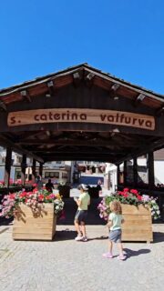🏔️ E se ti dicessi che puoi dormire in un hotel in centro... ma svegliarti già immerso nella natura?È questo che ci ha fatto innamorare di Santa Caterina Valfurva.Niente auto da prendere per raggiungere il verde. Esci dall'hotel e in pochi passi sei in centro e al Parco Isola.Un enorme parco giochi nel bosco, un fresco torrente che lo attraversa, i tanto amati salterelli e la scuola di e-bike dove i bambini possono avvicinarsi alla mountain bike in un ambiente sicuro e immerso nella natura.Questo è uno di quei posti dove puoi trascorrere ore senza accorgertene: i bambini giocano, esplorano e si divertono, mentre tu ti rilassi con il rumore dell'acqua e le montagne tutto intorno.Puoi anche provare il barefooting come noi e farti quattro risate *perché sì, ci sono dei pezzi dove i piedi chiedono pietà 🤣)Comunque questo e il bello di Santa Caterina Valfurva. Un paesino piccolissimo con la comodità di avere tanti hotel in centro ma allo stesso tempo già nel cuore del Parco Nazionale dello Stelvio. Vuoi consigli su dove dormire a Santa Caterina Valfurva con bambini? Scrivimi nei commenti e ti aiuto volentieri😉📌 Se ami trascorrere le tue vacanze con bambini in montagna salva questo reel e segui @familycation.itMontagna con bambiniVacanze con bambiniParchi giochi in montagnaLombardia con bambini#montagnaconbambini #santacaterinavalfurva #familyhotelmontagna #lombardiaconbambini #viaggiconbambini