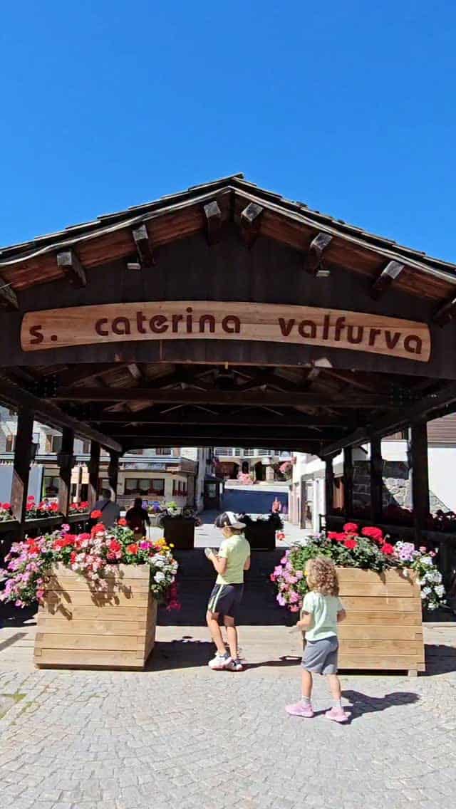 🏔️ E se ti dicessi che puoi dormire in un hotel in centro... ma svegliarti già immerso nella natura?È questo che ci ha fatto innamorare di Santa Caterina Valfurva.Niente auto da prendere per raggiungere il verde. Esci dall'hotel e in pochi passi sei in centro e al Parco Isola.Un enorme parco giochi nel bosco, un fresco torrente che lo attraversa, i tanto amati salterelli e la scuola di e-bike dove i bambini possono avvicinarsi alla mountain bike in un ambiente sicuro e immerso nella natura.Questo è uno di quei posti dove puoi trascorrere ore senza accorgertene: i bambini giocano, esplorano e si divertono, mentre tu ti rilassi con il rumore dell'acqua e le montagne tutto intorno.Puoi anche provare il barefooting come noi e farti quattro risate *perché sì, ci sono dei pezzi dove i piedi chiedono pietà 🤣)Comunque questo e il bello di Santa Caterina Valfurva. Un paesino piccolissimo con la comodità di avere tanti hotel in centro ma allo stesso tempo già nel cuore del Parco Nazionale dello Stelvio. Vuoi consigli su dove dormire a Santa Caterina Valfurva con bambini? Scrivimi nei commenti e ti aiuto volentieri😉📌 Se ami trascorrere le tue vacanze con bambini in montagna salva questo reel e segui @familycation.itMontagna con bambiniVacanze con bambiniParchi giochi in montagnaLombardia con bambini#montagnaconbambini #santacaterinavalfurva #familyhotelmontagna #lombardiaconbambini #viaggiconbambini