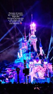 Avevo guardato mille video, ma niente ti prepara all’istante in cui le luci si spengono e il castello si accende.In quel momento @disneylandparis smette di essere un parco e diventa una macchina del tempo.​Sono tornata bambina in un secondo.Mi sono rivista lì, in pigiama sul divano di casa, con la VHS della Sirenetta tra le mani. Ariel... quanto l'ho amata e quante volte ho sognato di avere il suo coraggio.Per un attimo, il peso delle responsabilità, gli incastri infiniti della giornata e i ‘doveri’ da mamma sono svaniti.​E sapete cosa vi dico? È stato magico per i miei figli, certo, ma forse lo è stato di più per me. Mi ha ricordato che, tra un casino quotidiano e l'altro, ho ancora il diritto di sognare.Non lasciate i vostri sogni nel cassetto a prendere polvere.Se desiderate vivere questa magia, vi auguro di farlo. Di cuore. ✨#DisneylandParis #disneylandparisconbambini #parigiconbambini #viaggiconbambini #viaggiareconbambini