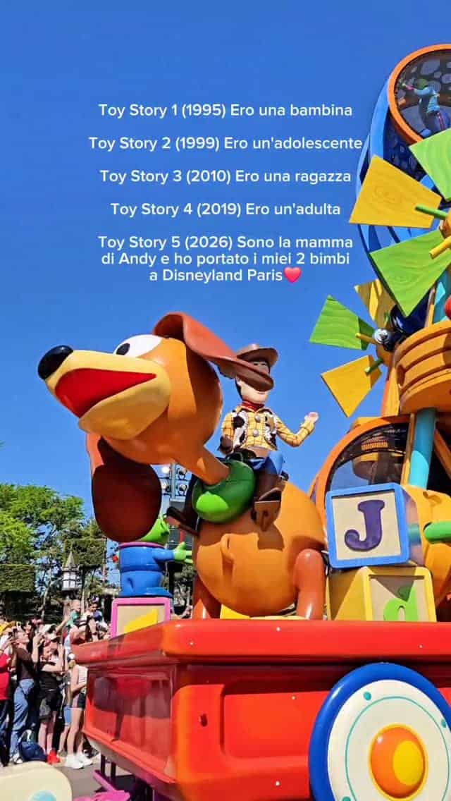 Diciamoci la verità: noi genitori ci emozioniamo più dei bambini a Disneyland Paris! 🥹👇​Crescere con la saga di Toy Story e incontrare Woody insieme ai miei due figli è stato un cerchio che si chiude. Le attrazioni dedicate al mondo di Woody e Buzz sono divise nei due parchi di Disneyland Paris e pensate per età diverse:​🚀 AL DISNEYLAND PARK (Discoveryland):​🔫 Buzz Lightyear Laser Blast -> Una sfida interattiva a colpi di pistole laser per sconfiggere Zurg. Si accumulano punti e la navicella si può far girare a 360°! Età consigliata: Per tutta la famiglia (da 2 a 99 anni!). Nessun limite di altezza.​🎢 AI DISNEY ADVENTURE WORLD / STUDIOS (Toy Story Playland):​🐶 Slinky Dog Zigzag Spin -> Una giostra super colorata che gira in tondo rincorrendo la coda di Slinky. Età consigliata: 1-5 anni. Nessun limite di altezza.​🪂 Toy Soldiers Parachute Drop -> Un piccolo e divertente "vuoto allo stomaco" con cadute controllate dai paracadute dei soldatini verdi. Età consigliata: 3-8 anni (Altezza minima: 81 cm).​🏎️ RC Racer -> Adrenalina pura sulla pista a "U" gigante a bordo della mitica macchinina telecomandata. Età consigliata: Dai 7 anni in su, teenager e genitori coraggiosi! (Altezza minima: 120 cm).​Se viaggi con bimbi sotto gli 81 cm, concentrati su Buzz Lightyear e Slinky Dog, e goditi l'area di Toy Story Playland per fare foto pazzesche con le statue giganti di Buzz e Rex!E ovviamente incontra Woody! ​✨ Vuoi organizzare il viaggio perfetto a Disneyland Paris con la tua famiglia senza impazzire? Segui la mia pagina @familycation.it per non perderti i consigli e guide pratiche!#disneylandparis #disneylandconbambini #parigi #parigiconbambini #parchidivertimento