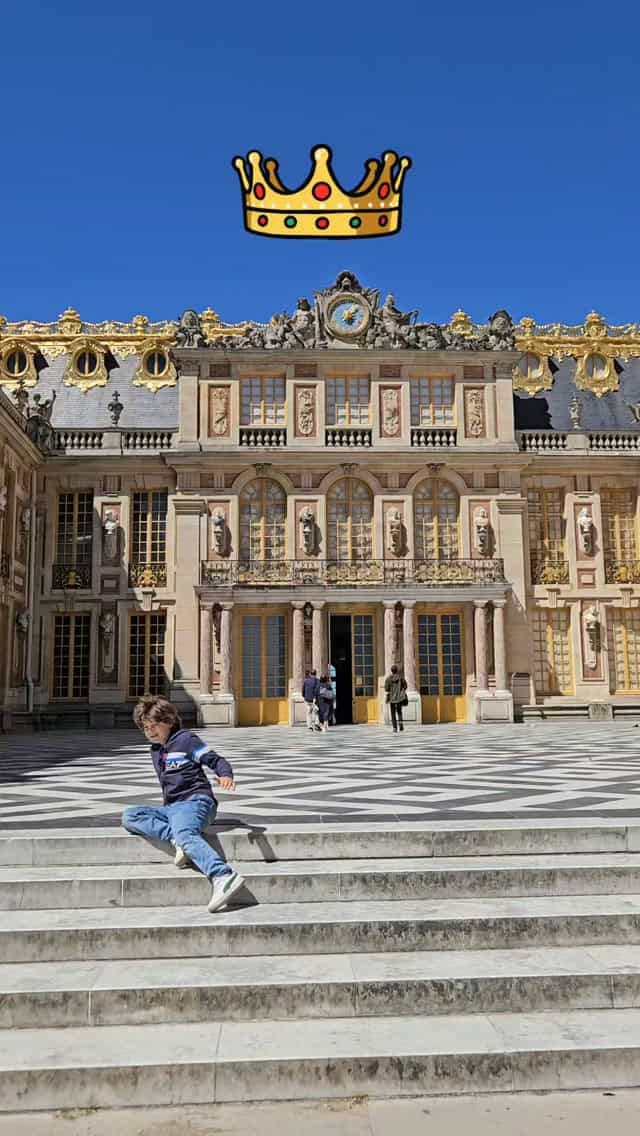 SE VISITI PARIGI, NON PUOI PERDERTI VERSAILLES 👑E sì, anche con i bambini! Adoreranno lo sfarzo, le storie di principesse e i meravigliosi giardini. Basta organizzarsi prima per godersi la Reggia di Versailles senza trasformare la giornata in una maratona tra file e chilometri a piedi. 😅Nel Reel ti lascio le dritte pratiche che devi assolutamente sapere: come arrivare da Parigi spendendo pochissimo, quale biglietto scegliere (la priorità è VITALE) e come organizzare la visita con i bambini.Spoiler sul passeggino: Versailles si fa... se te lo carichi in spalla! Con i neonati meglio fascia o marsupio porta bebè. Per i più grandi, porta tanta pazienza e preparati a trascinare il passeggino su e giù per le scale, come abbiamo fatto noi.📌 SALVA IL REEL e metti un ❤️: lo ritroverai facilmente quando organizzerai il viaggio e aiuterai l'algoritmo di Instagram a mostrarti altri contenuti simili.🎫 Vuoi il link diretto al biglietto con ingresso prioritario + audioguida? Riduci l'attesa all'ingresso (restano solo i controlli di sicurezza) e scopri storia, aneddoti e curiosità mentre esplori la Reggia.💬 Scrivi VERSAILLES nei commenti e te lo mando subito in DM!E seguimi su @familycation.it per altre guide e consigli di viaggio a Parigi con i bambini 🇫🇷✈️#versaillesconbambini #reggiadiversailles #parigiconbambini #viaggiareconbambini #familycation