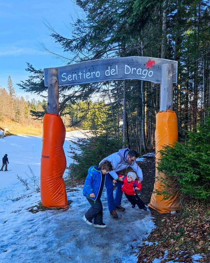 Passeggiata sulla neve con bambini al Drago Vaia sentiero del drago con bambini lavarone