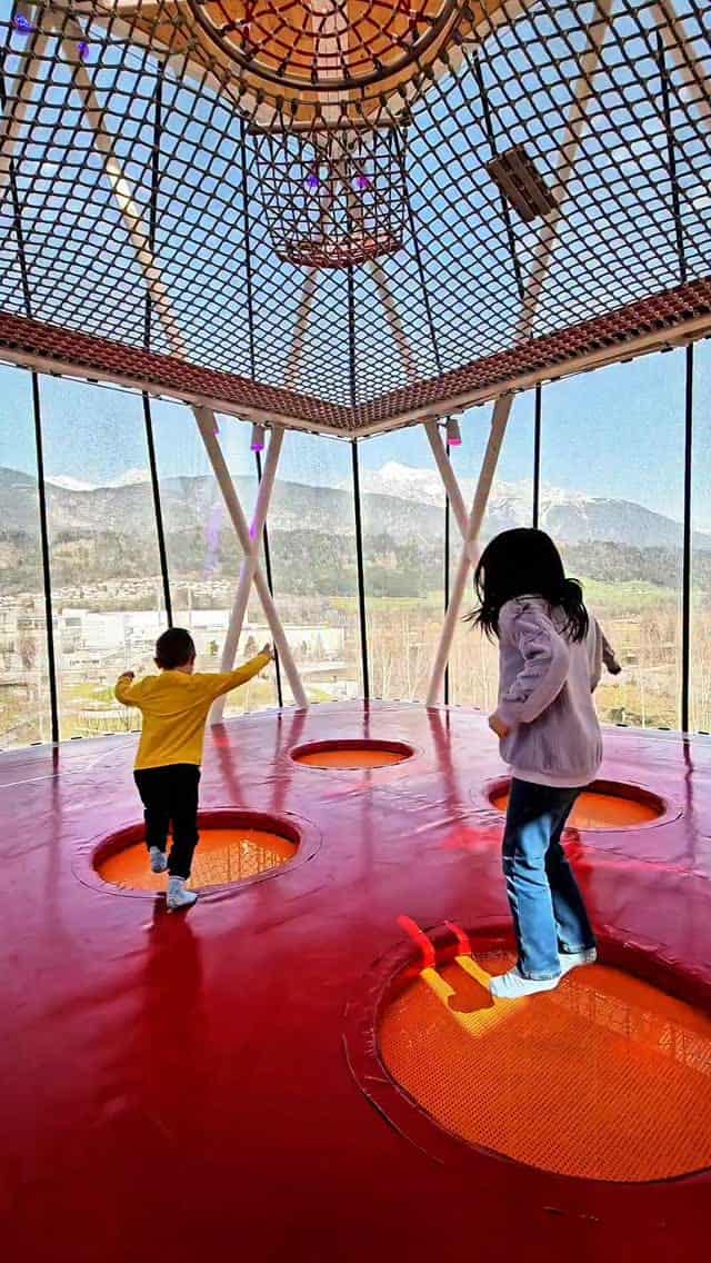 Se sei a Innsbruck con i bambini (città che straconsiglio per un weekend fuori porta in famiglia) non puoi perderti i Mondi di Cristallo Swarovski a Wattens💎Non è solo un museo, ma un enorme parco giochi creativo dove il luccichio dei cristalli incontra il divertimento puro 💯Bellissima, inoltre, la storia dietro a questo marchio...ma non vi spoilero nulla. La scoprirai venendo qui 😊Ma ora...un po' di info utili da sapere:​🚌 COME ARRIVARE DA INNSBRUCK CENTRO?​Raggiungere il museo è semplicissimo anche senza auto. Prendi lo ​Swarovski Shuttle: parte Smart: Se hai la Innsbruck Card sia il viaggio sulldalla Stazione Centrale (Hauptbahnhof) o dal Congress/Hofburg. Ci sono 5 corse al giorno e il tragitto dura circa 30 minuti.​🎟️ COSTI DEI BIGLIETTI (Prezzi 2026)​Ti consiglio di acquistare online per risparmiare e saltare la coda:​Adulti: €25,00 (Online) / €27,00 (In cassa)​Bambini (6–17 anni): €9,00​Bambini (0–5 anni): GRATIS 🆓Considera 2-3 ore da trascorrere qui. Puoi pranzare all'interno del museo oppure nel paesino di Wattens. Stra carino!​​🌟 Salva il video per il tuo prossimo viaggio con bambini e metti un ❣️a questo reel se vuoi scoprire altri posticini come questo@familycation.it : il travel blog per chi ama scoprire il mondo attraverso gli occhi dei propri figli🫶​#Swarovski #Innsbruck #austriaconbambini #viaggiareconbambini #ViaggiConBambini