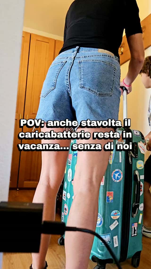 Ogni vacanza lascio il caricabatterie in hotel. 🔌😂I figli, invece, li riporto sempre a casa. Direi che le priorità sono quelle giuste.🤪Succede solo a me o c'è qualcun altro che arriva a casa e realizza di aver lasciato qualcosa in camera? 😅Qual è l'oggetto che dimenticate puntualmente quando fate il check-out? 👇@familycation.itViaggiare con bambiniVacanze con bambiniFamily Hotel ItaliaHotel per famiglie#genitori #famiglia #vitadagenitori #vacanze #familytravelblog