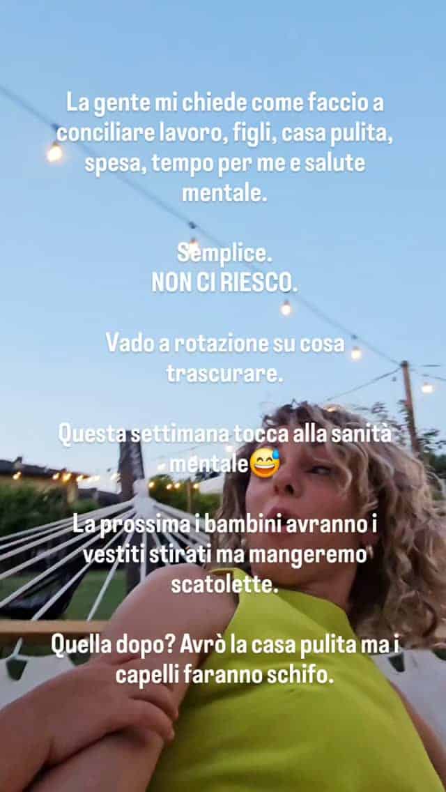 Le mamme non possono avere tutto. Fine.​Dopo due figli sto finalmente iniziando a farmene una ragione.​Soffro? Sì, tantissimo. Piango? Spesso. Perché la casa è un caos totale, perché devo scappare dal lavoro all’improvviso perché i bimbi non stanno bene, perché non faccio in tempo a sistemare una cosa che un’altra va a rotoli.​Ma ho capito una cosa fondamentale: non posso farci niente.​E allora mi fermo, mi asciugo le lacrime, sfogo la rabbia, mi do una pacca sulla spalla e mi dico che va bene così. Che non sono perfetta, ma ci metto tutto l’impegno del mondo.​Va bene anche sbagliare, va bene anche essere stanche, va bene anche lasciar andare il controllo. Sto facendo del mio meglio, e oggi va bene così. E lo stai facendo anche tu che guardi questo video. Se nessuno te lo dice, te lo dico 🌞Se hai un'amica mamma che oggi ha il fiato corto e sente di non farcela, mandale questo video.Solo per ricordarle che va bene così 💚E quando sei triste ricorda che TU SEI LA RAGIONE PER CUI TUTTI INDOSSANO MUTANDE PULITE🤣#maternitàreale #mammeimperfette #vitadamamma #caricomentale #solidarietaframamme