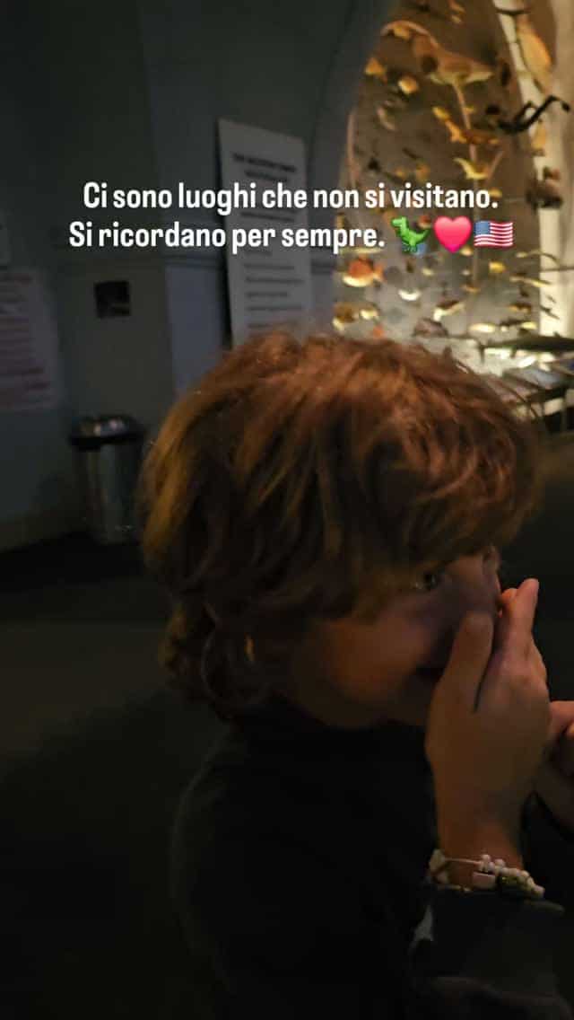 ASPETTAVO QUESTO GIORNO DA TUTTA LA VITA.Quando ho varcato la soglia dell'American Museum of Natural History di New York ci siamo ritrovati tutti a bocca aperta 😯​Se visitate New York con i bambini, l'AMNH è ovviamente IMPERDIBILE. E prima di partire inutile dirvi che dovete guardare con i vostri figli tutti i film di Una Notte al Museo con Ben Stiller.🎬Ma attenzione⚠️Non tutte le cose che vedete nel film esistono veramente nel museo!Per esempio la collezione egizia!Peró vedrete👇• La Scimmietta Capuccina (Dexter): Tutti la ricordano per gli schiaffi e i disastri! Per i bambini cercarla nella sala dei mammiferi diventa una vera caccia al tesoro (spoiler: dal vivo fortunatamente non vi ruberà le chiavi!). 🐒🔑• Rexy il T-Rex: Vedere gli occhi dei bimbi che passano da un attimo di spavento alla meraviglia pura davanti alla sua immensità è un ricordo che vi porterete dietro per sempre. 🦖• "Dum-Dum" (La statua Moai): La tappa foto è d'obbligo, impossibile uscire senza fare la battuta sul chewing gum! 🗿 SCEMO SCEMO, GOMMA GOMMA.​🔍 LE 2 COSE CHE PIÙ HO AMATO• La Sala degli Elefanti Africani. Al centro della sala c’è una mandria di elefanti disposta in posizione di difesa: i grandi all’esterno che fanno da scudo ai cuccioli al centro. Un’immagine d'amore e protezione che mi ha stretto il cuore da mamma. 🐘❤️• La Balena Blu gigante: Sotto quella pancia immensa ci si sente piccoli piccoli. Il suo cuore pesa 180 kg MA batte a soli 4 colpi al minuto: un ritmo calmo e profondo, che mi ha ricordato il respiro dei miei bimbi i quando si addormentavano felici sul mio petto 🐋❤️​Io qui ci ho lasciato il cuore, come anche nel Museo di Storia Naturale di Londra che al MUSE di Trento. Se amate questa tipologia di musei lasciate un ❤️ al reel e salvatelo, così l'algoritmo di Instagram capirà cosa vi piace e vi mostrerà altri musei come questo!E seguite @familycation.it, il travel blog italiano dedicato ai viaggi in famiglia🫶New York con bambiniViaggi con bambiniMusei per bambini Museo di Storia Naturale di New York#viaggiconbambini #newyorkconbambini #museiperbambini #n