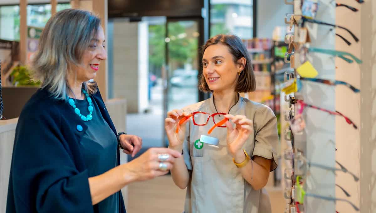 Optical retail customer experience case study: optometry assistant showing glasses frames to a customer