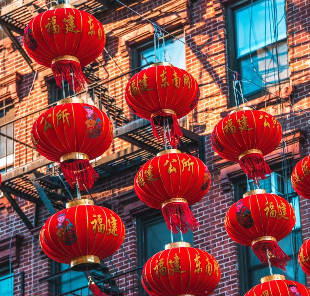 Luces de farolillos rojos chinos decorativos en un edificio urbano.