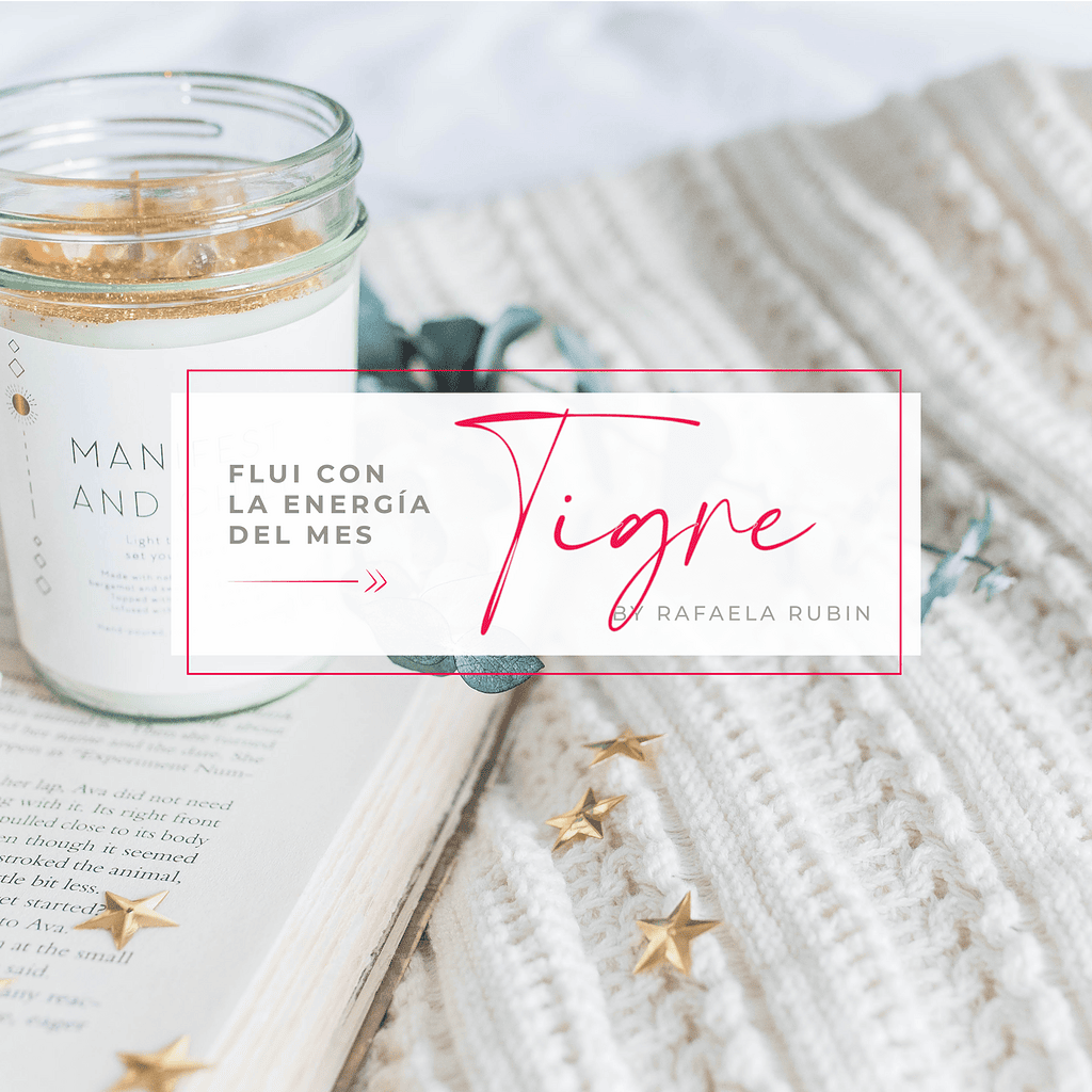 Vela aromática en frasco de vidrio con estrellas doradas sobre tela tejida, ambiente relajante y aro.