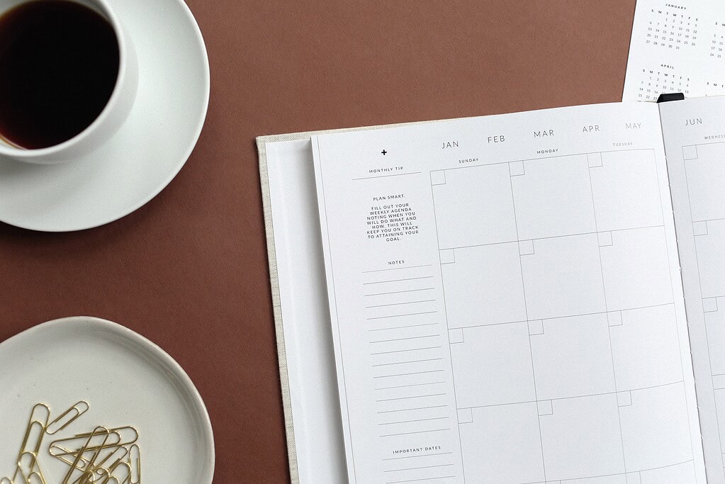 Agenda mensual con espacio para notas y tareas.