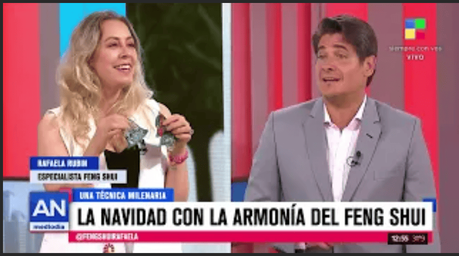 Dos personas en un programa de televisión discutiendo sobre Feng Shui y armonía navideña.