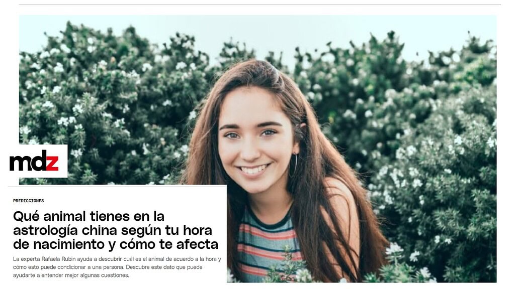 Árbol de la naturaleza con mujer sonriendo en un entorno natural.