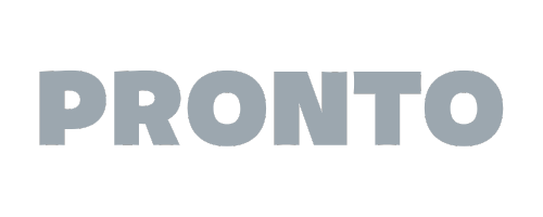 Puerta de madera con la palabra "PRONTO" en letras grandes y grises.