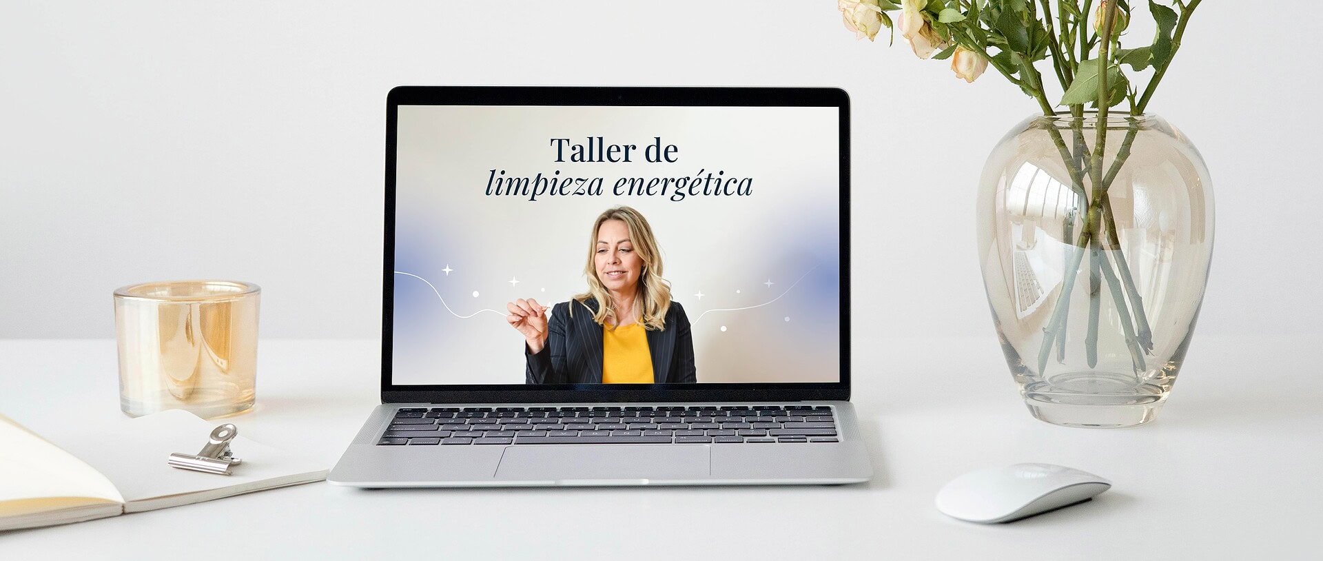 Limpieza energética en taller virtual con mujer explicando en pantalla.