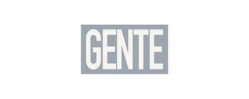 Gente en grupo con diversidad de personas en un entorno profesional.