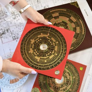 Árbol de I Ching en color dorado sobre fondo rojo, símbolo de sabiduría milenaria china.