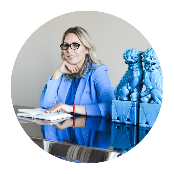 Esguardo de la consultora en Metafísica China con estatuas de leones chinos azules.