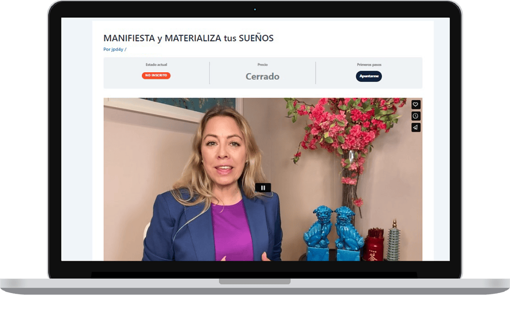 Mujer hablando frente a cámara en un entorno decorado con flores y objetos de feng shui.