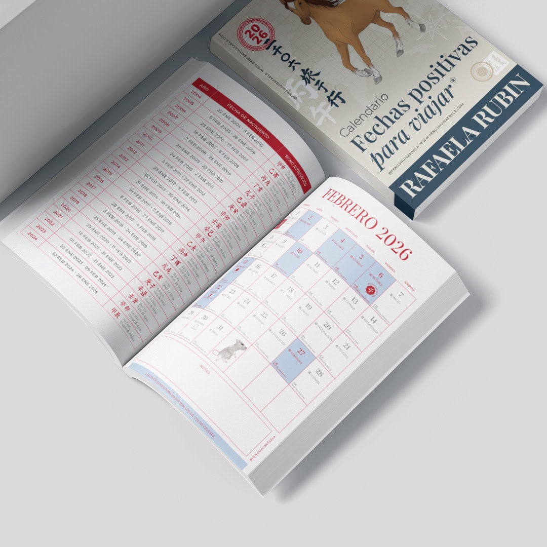 Calendario de febrero 2026 con fechas positivas para viajar, en un libro abierto.