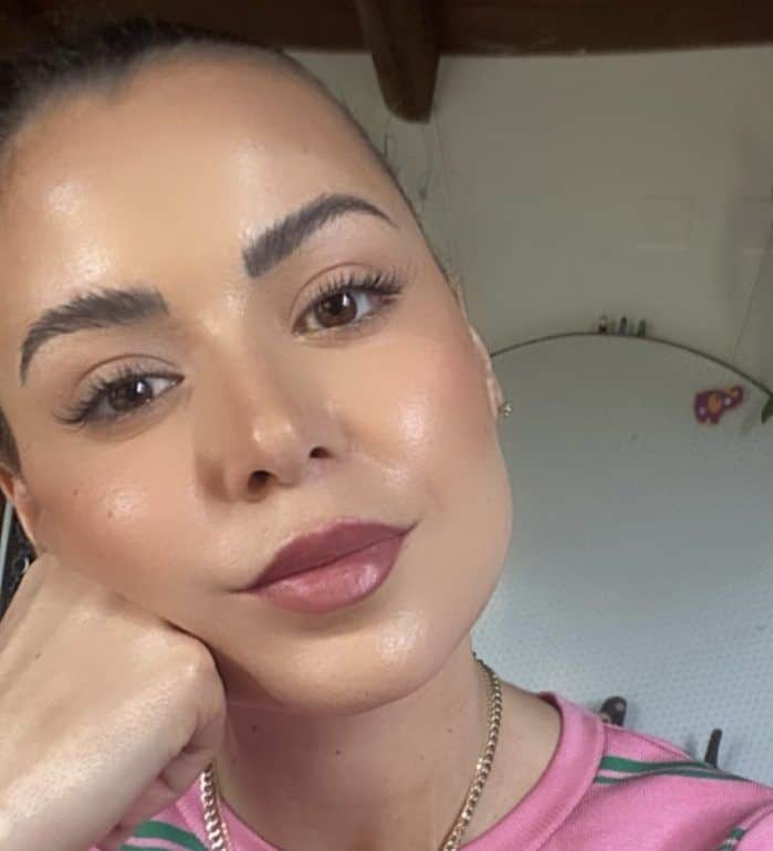 Maquillaje natural y rostro sonriente de mujer joven en primer plano.