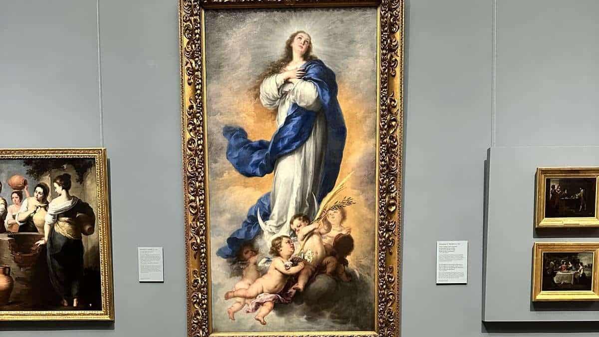 Santísima Virgen María en un cuadro clásico en un museo de arte religioso.