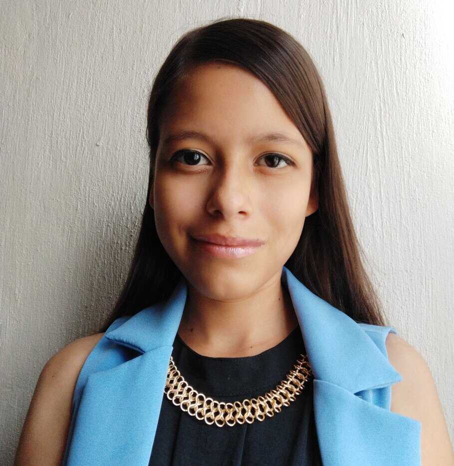 Filosofía en la red mujer con blazer azul y collar dorado, rostro y expresión serena, fondo blanco limpio, cultura y pensamiento filosófico.