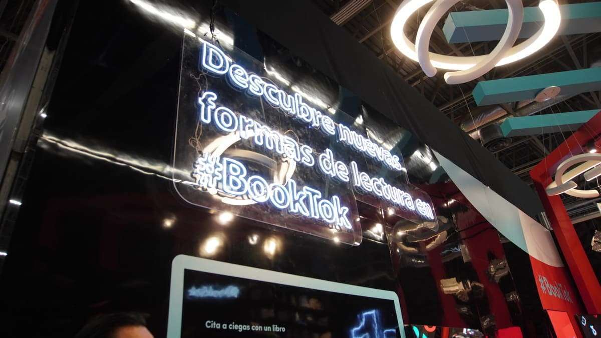 Descubre nuevas formas de enseñanza en la conferencia sobre #BookTok en la feria del libro.