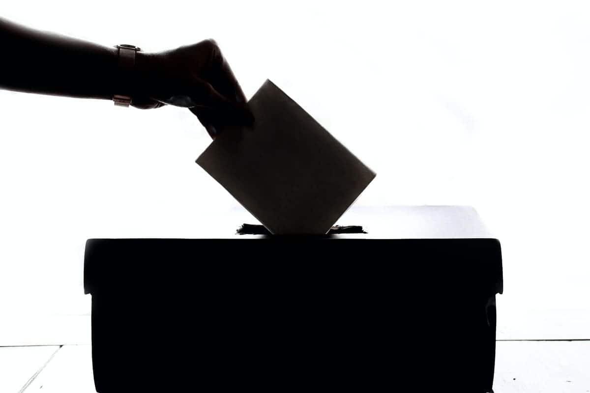 Voto en urna electoral, simbolizando democracia y participación ciudadana en la política.