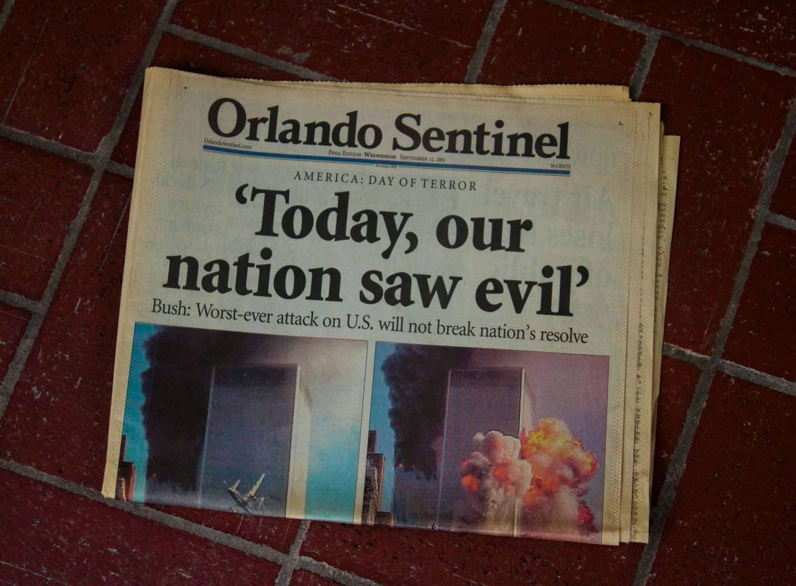 Noticia en un periódico sobre el 11 de septiembre de 2001 en Estados Unidos.