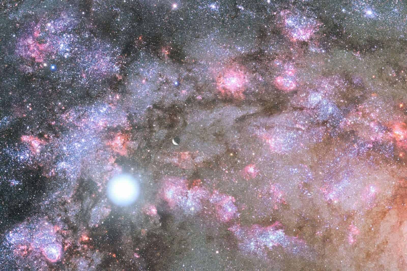 Espectacular imagen del universo con galaxias, estrellas y nebulosas en colores rosa y azul.