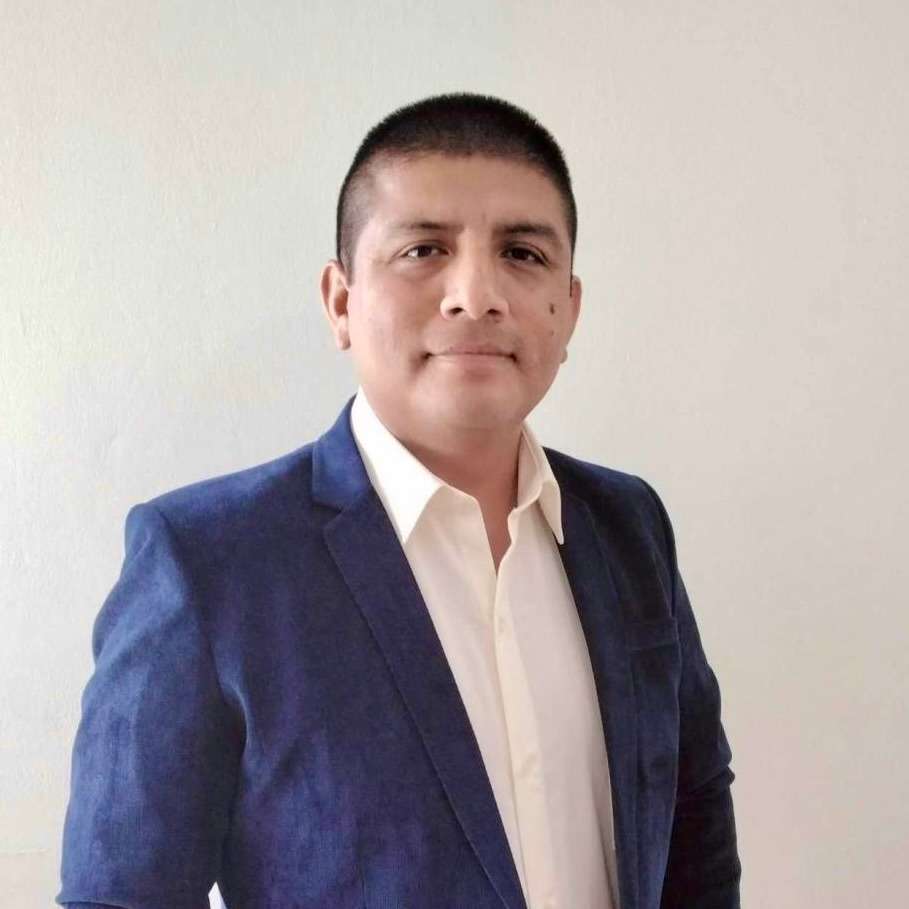 Filósofo en traje azul con expresión confiada.