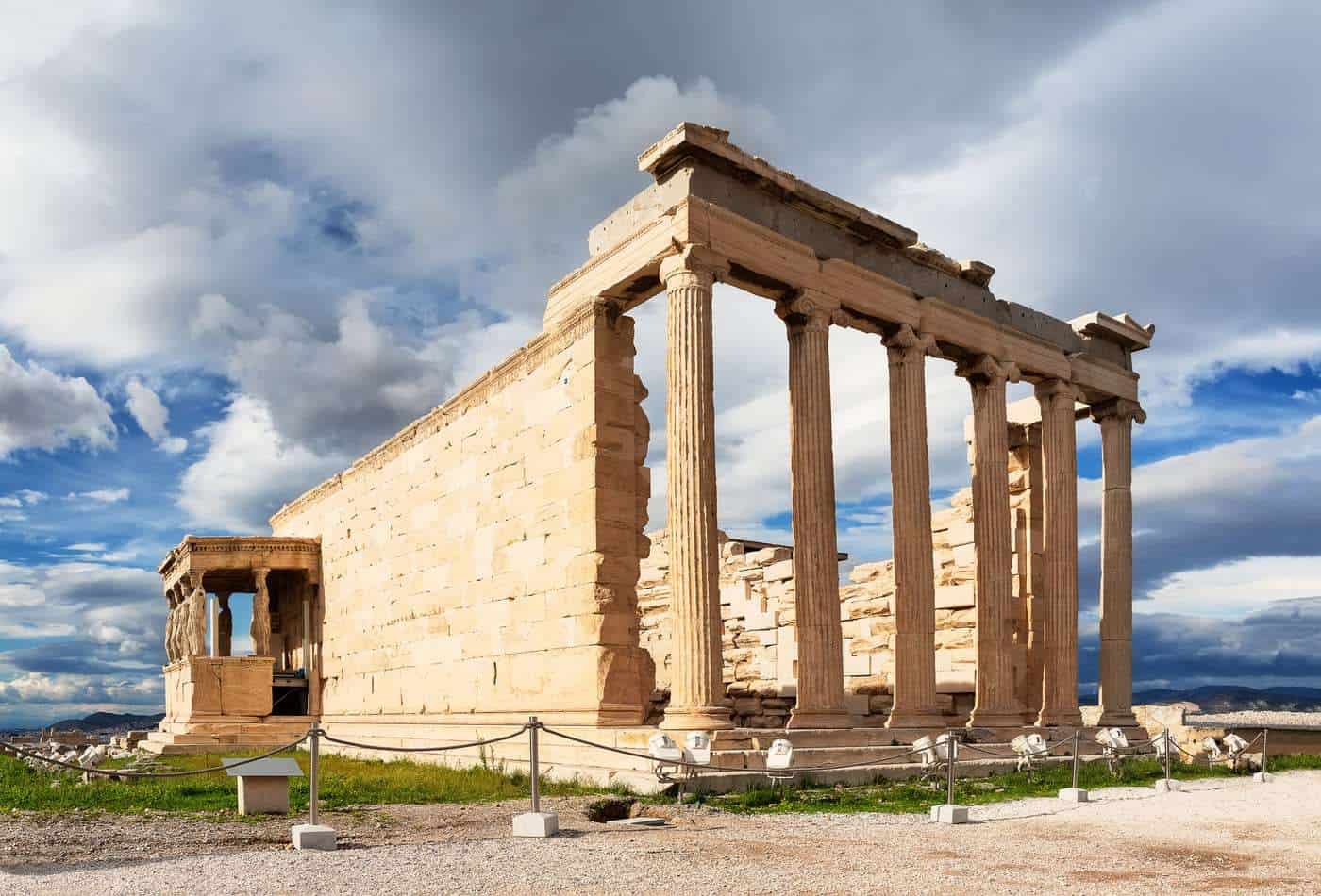 Columnas y ruinas del Partenón de Atenas en Grecia, símbolo de la filosofía y cultura clásica.